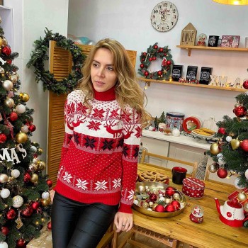Женский новогодний свитер с оленями красный под горло