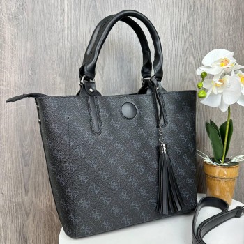Женская сумка с брелком венчиком стиль Guess черная