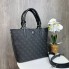 Женская сумка с брелком венчиком стиль Guess черная